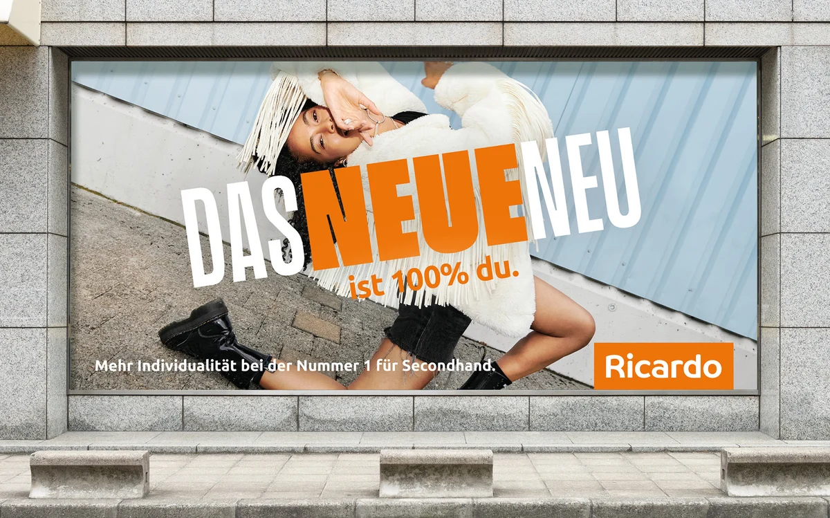 Affiche horizontale Ricardo « Das neue Neu ist 100% du » avec portrait féminin.