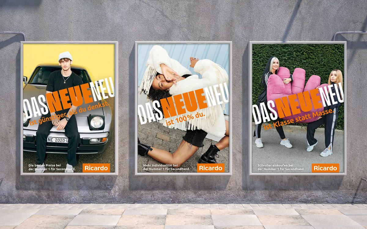 Trois affiches Ricardo « Das neue Neu » associant portraits, objets de seconde main et typographie orange.