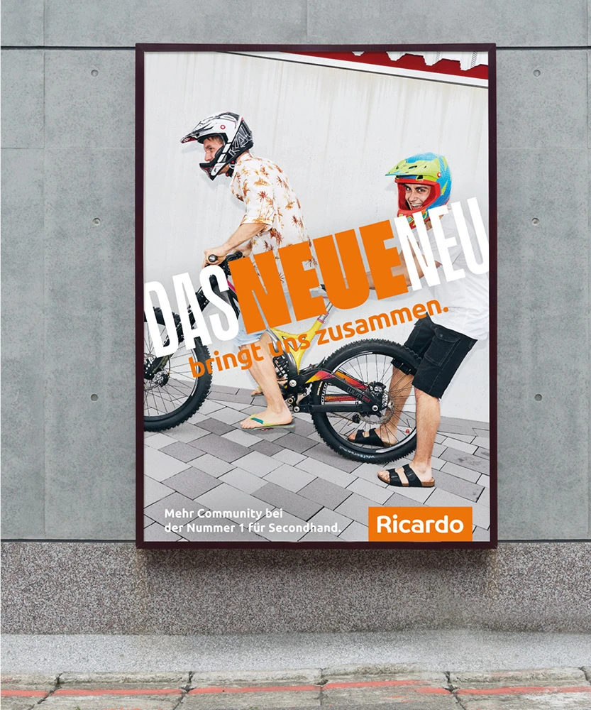 Affiche Ricardo « Das neue Neu » avec deux personnes à vélo portant un casque.