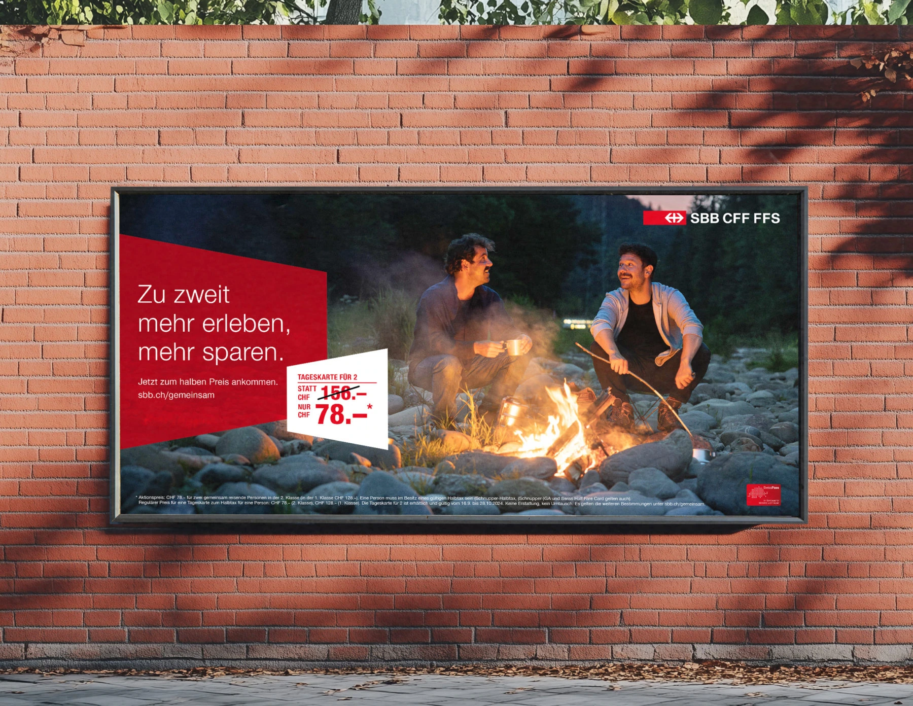 Affiche CFF pour les loisirs à deux, avec un couple autour d’un feu en plein air.