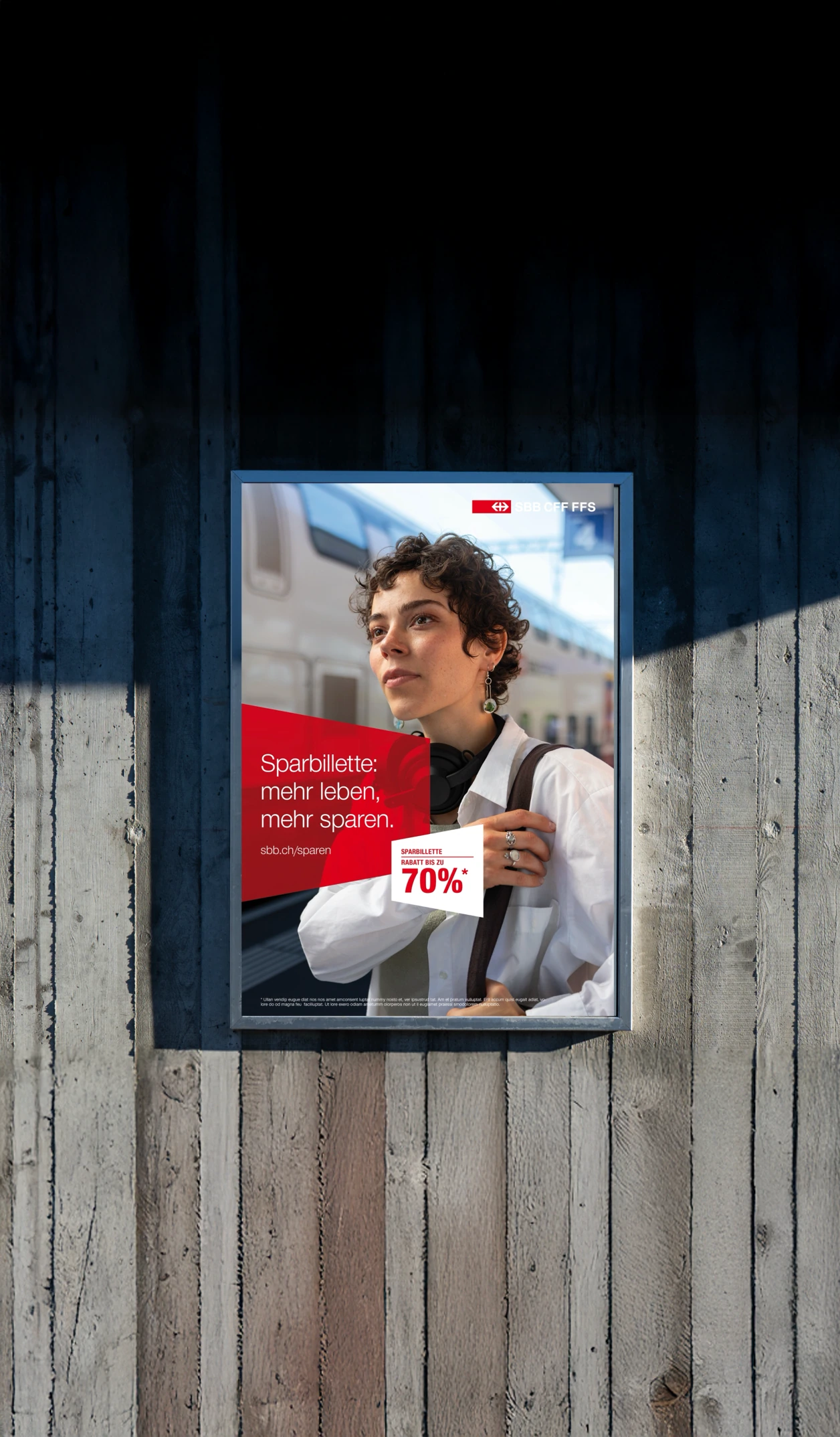 Affiche CFF verticale avec le portrait d’une personne tenant une tasse.