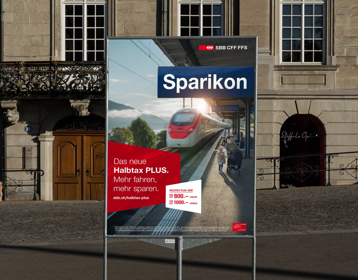 Affiche verticale CFF « Sparikon » dans un cadre publicitaire en ville.