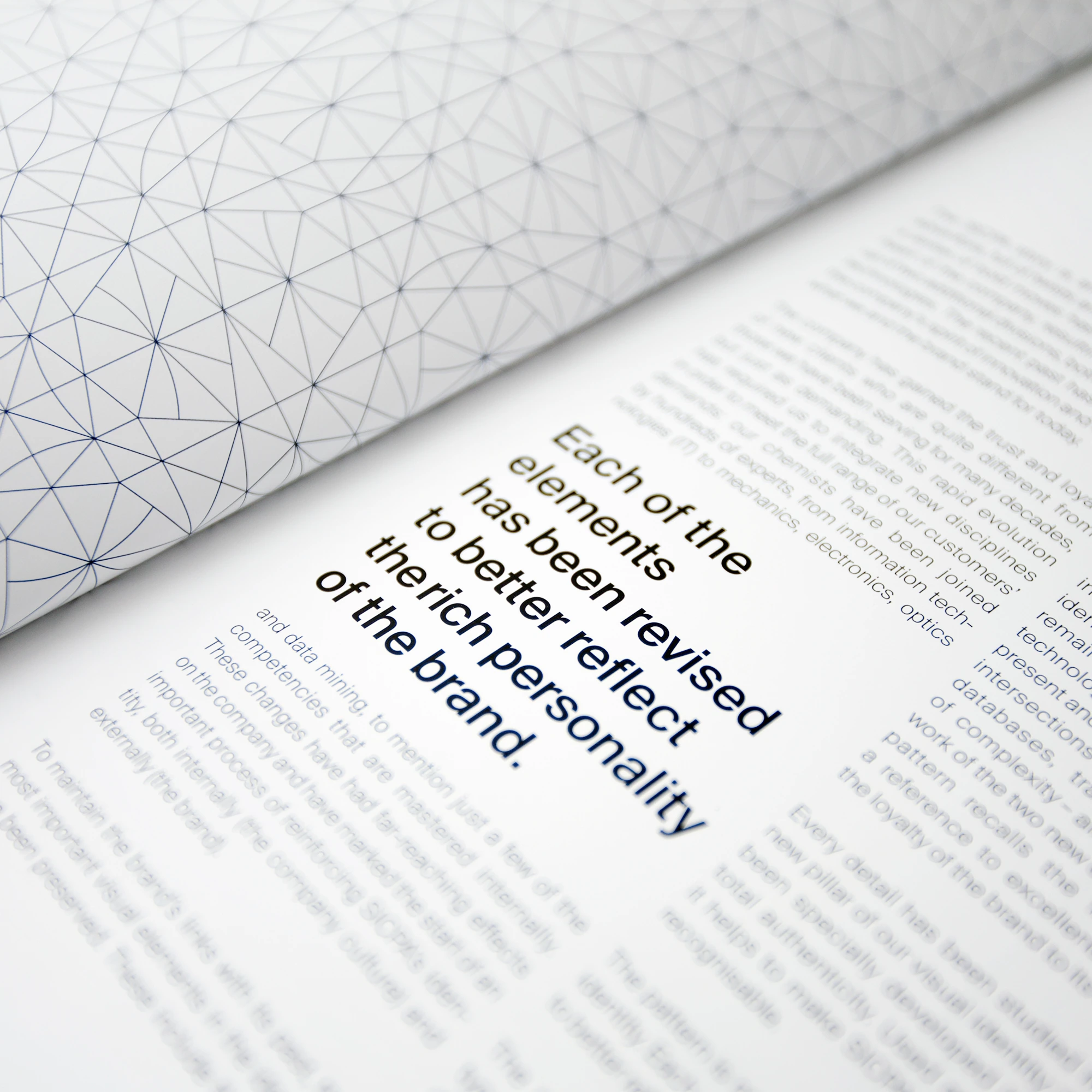 Double page SICPA associant trame géométrique et texte sur fond blanc.
