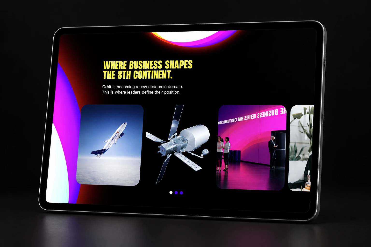 Site du 8th Continent Forum sur tablette, avec photographies et formes lumineuses.
