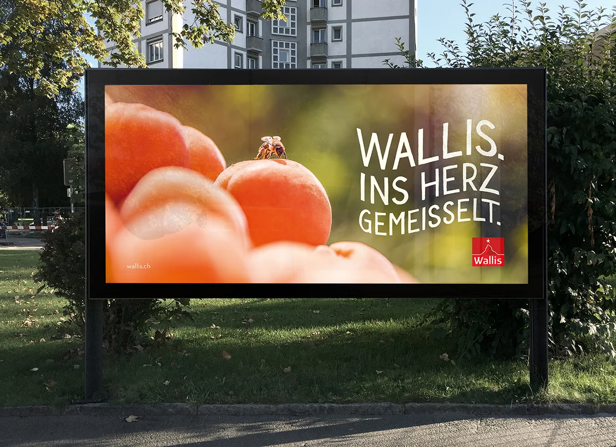 Affiche Valais / Wallis avec des abricots et la signature « Ins Herz gemeisselt ».