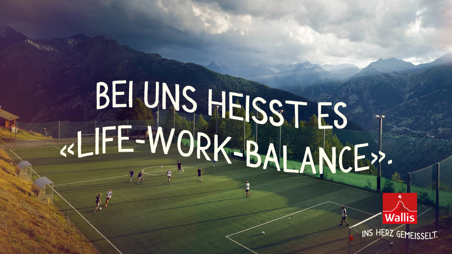 Visuel Valais / Wallis « Life-work-balance » avec un terrain de football dans les montagnes.