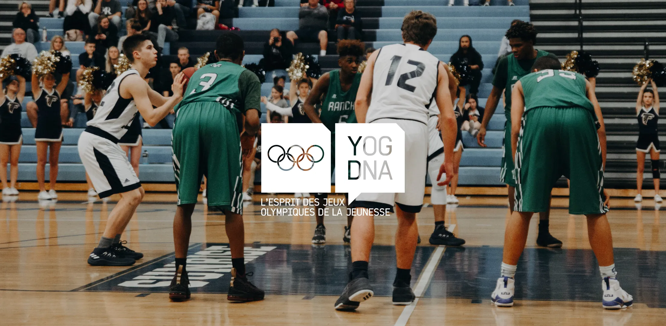Identité YOG DNA superposée à une scène de basketball des Jeux Olympiques de la Jeunesse.