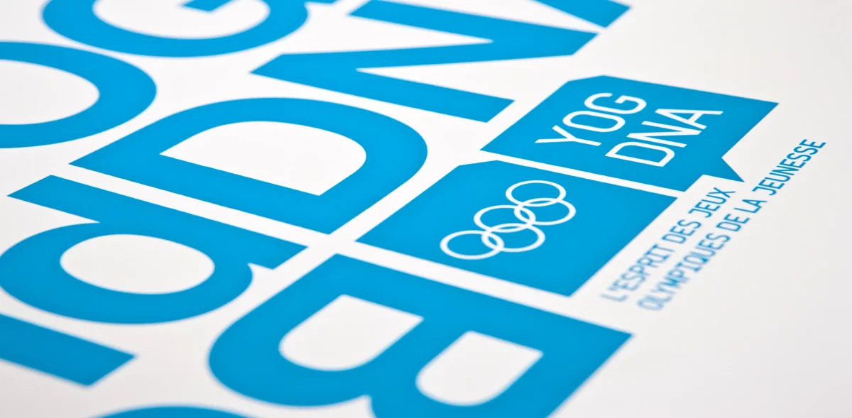 Détail bleu de la couverture du brand book YOG DNA et de sa typographie diagonale.