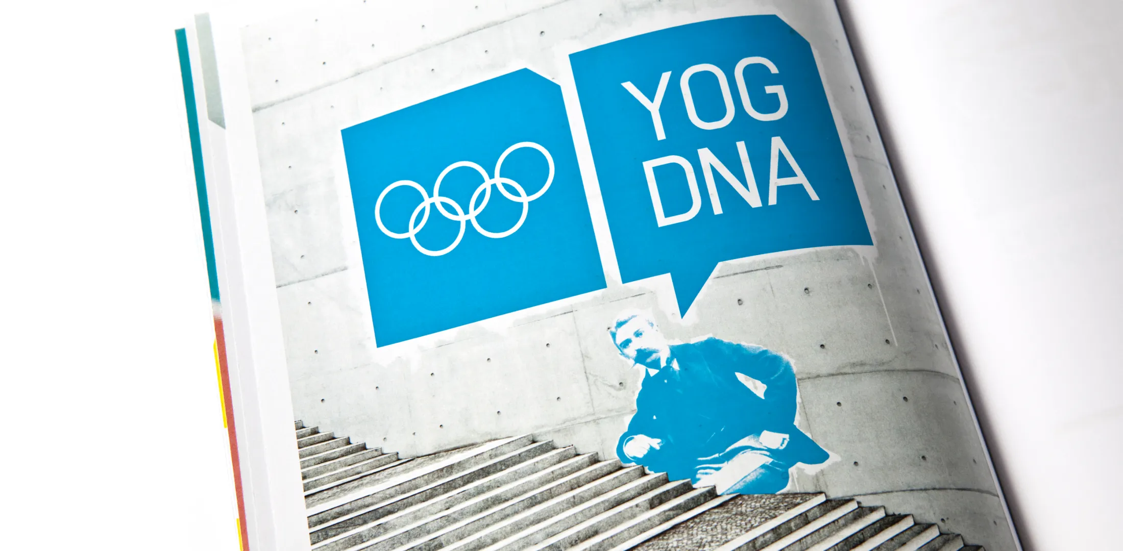 Page du brand book YOG DNA avec anneaux olympiques et bulle de dialogue bleue.